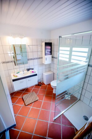 Dusche, Haartrockner, Handtücher, Seife