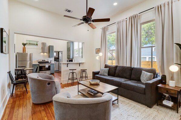 Televisión y chimenea 