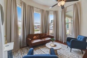 Televisión y chimenea 