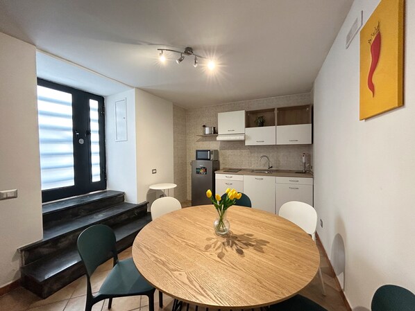 Kühlschrank, Mikrowelle, Herdplatte, Wasserkocher mit Kaffee-/Teezubehör