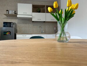 Kühlschrank, Mikrowelle, Herdplatte, Wasserkocher mit Kaffee-/Teezubehör