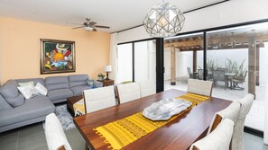 豪華獨棟房屋 | 起居區 | 智慧型電視、Netflix、串流服務