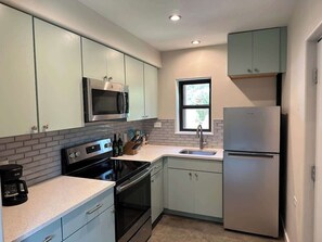 Fridge, microwave, oven, stovetop - Guesthouse in Gorge Paradise! (White Salmon)