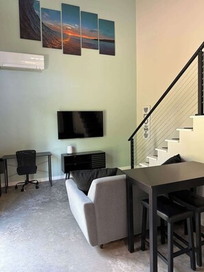 TV, offices - Guesthouse in Gorge Paradise! (White Salmon)