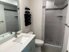 Dusj, hårføner og sjampo