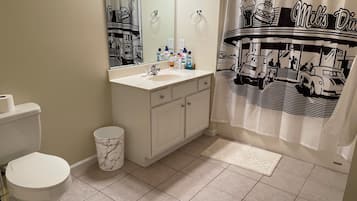 吹风机、毛巾、肥皂、洗发水