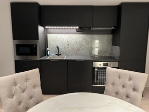 Frigorífico, microondas, horno y placa de cocina
