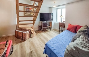 4 bedrooms, travel crib, free WiFi, bed sheets