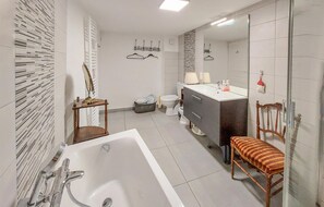 Ensemble douche/baignoire, sèche-cheveux