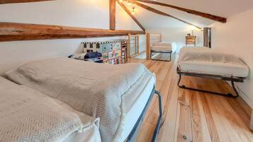 4 bedrooms, travel cot, free WiFi, bed sheets