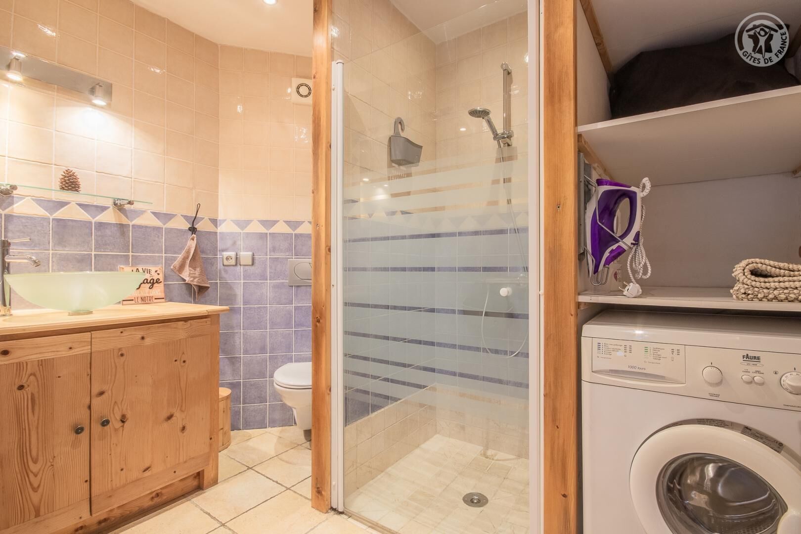 Douche, sèche-cheveux, serviettes fournies