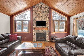 Premier Villa | Iron/ironing board, free WiFi, bed sheets - Lodges Of The Lakes (Nekoosa)