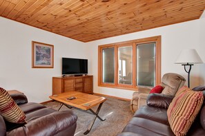 Iron/ironing board, free WiFi, bed sheets - Lodges Of The Lakes (Nekoosa)