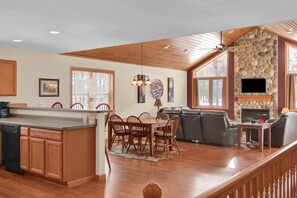 Premier Villa | Iron/ironing board, free WiFi, bed sheets - Lodges Of The Lakes (Nekoosa)