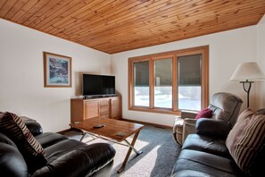 Exclusive Villa | Iron/ironing board, free WiFi, bed sheets - Lodges Of The Lakes (Nekoosa)