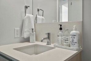 Séchoir à cheveux, serviettes fournies