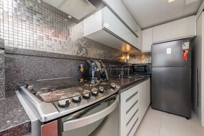Basic Apartment | Private kitchen | Cookware/dishes/utensils