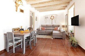 TV, fireplace - Pátio Serrano - Escape to Nature (Rio Maior)