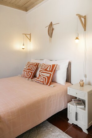2 bedrooms, iron/ironing board, travel crib, internet