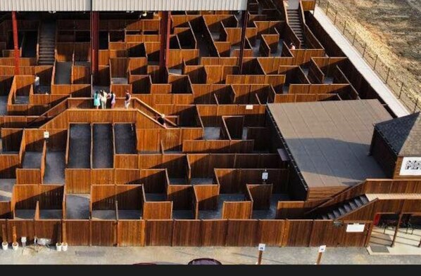 Une structure complexe, semblable à un labyrinthe, avec plusieurs niveaux et différents chemins, qui pourrait servir d’attraction de loisirs ou être un élément architectural.