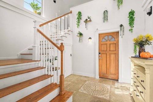 Modern Grande Home! 3BR 2 Kitchens! Fenced Yard!