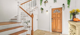 Modern Grande Home! 3BR 2 Kitchens! Fenced Yard!