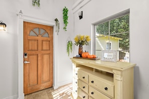 Interior - Modern Grande Home! 3BR 2 Kitchens! Fenced Yard! (Baton Rouge)