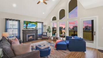 Smart TV, caminetto, impianto stereo