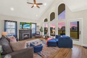 TV connectée, cheminée, chaîne hi-fi