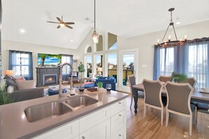 TV connectée, cheminée, chaîne hi-fi