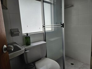 Dusche, Haartrockner, Handtücher, Seife