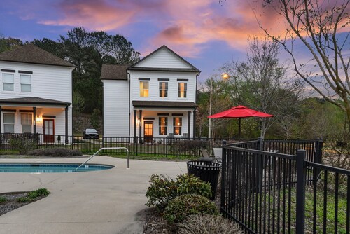 Stay Together! 2 Homes+Pool+Shuttle • 9BR Oxford!