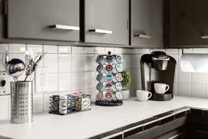 Kühlschrank, Mikrowelle, Ofen, Wasserkocher mit Kaffee-/Teezubehör