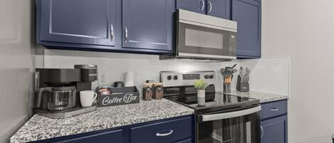 Frigorifero, microonde, forno, piano cottura