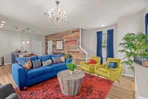 Een smart-tv, boeken en een muziekbibliotheek