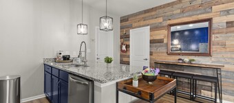 4 Luxe K Suites+Shuttle+Pool! Southern Style Home!