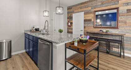 4 Luxe K Suites+Shuttle+Pool! Southern Style Home!