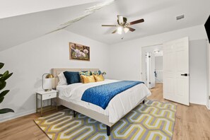 2 slaapkamers, een bureau, een strijkplank/strijkijzer, reisbedje