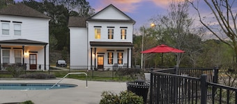 Luxury Themed Home! 5 Luxe K Suites+Shuttle!