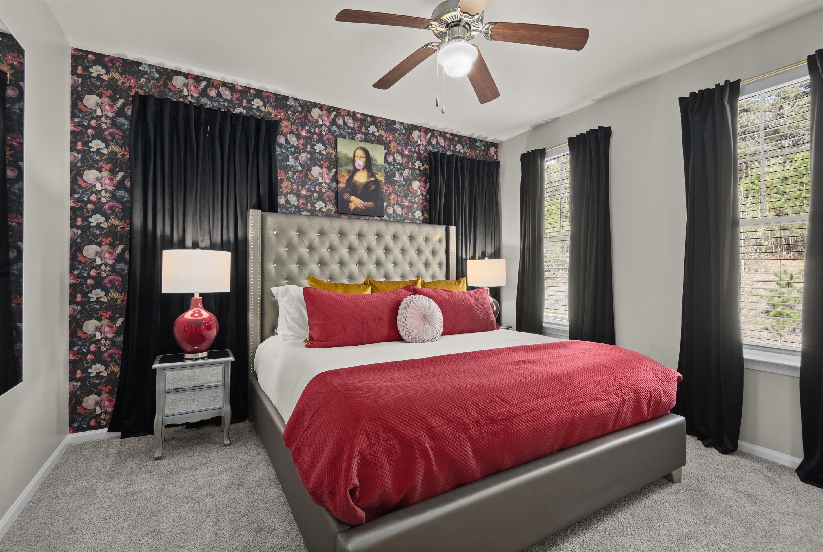 5 habitaciones, escritorio y tabla de planchar con plancha 