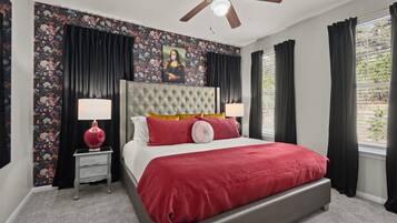 5 habitaciones, escritorio y tabla de planchar con plancha