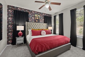 5 habitaciones, escritorio y tabla de planchar con plancha