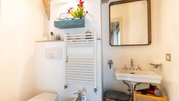 Asciugacapelli, asciugamani, sapone, carta igienica