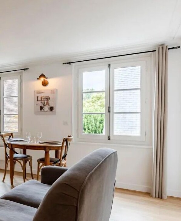 TV - La Petite Source | Honfleur City Centre | 2 guests (Honfleur)