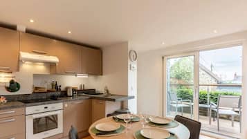 Een koelkast, een microgolfoven, een oven, een vaatwasser