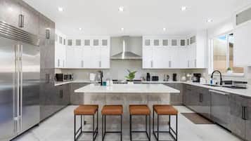 Refrigerador, microondas, horno, placa de cocina