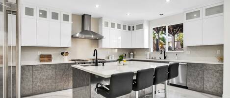 Kylskåp, mikrovågsugn, ugn och spishäll