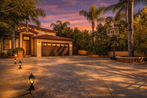 Property grounds - Luxury Private Villa - Lap Pool, Guest House, Spa, Sleeps 14 (Los Angeles)