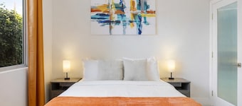 Granada Hills Estate | Lap Pool, Spa & Guesthouse