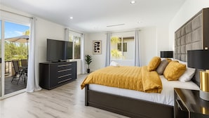 6 bedrooms, in-room safe, desk, iron/ironing board - Granada Hills Estate | Lap Pool, Spa & Guesthouse (Los Angeles)
